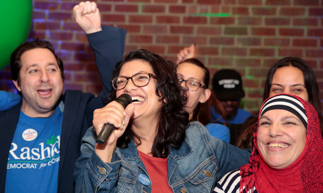 Ứng viên nghị sĩ của Đảng Dân chủ Rashida Tlabi chia vui sau chiến thắng ở thành phố Detroit, bang Michigan - Ảnh: REUTERS