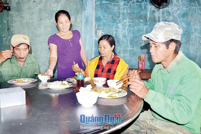 Bữa cơm trưa ở Km7 trước khi vào các tỉnh lân cận làm việc của những lao động nghèo người Hrê.