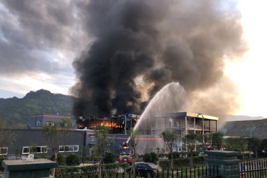 Ảnh minh họa. Lực lượng cứu hộ đang cố gắng kiềm chế ngọn lửa sau vụ nổ lớn tại nhà máy hóa chất tại tỉnh Tứ Xuyên, Trung Quốc ngày 12-7 vừa qua. Ảnh: China Daily
