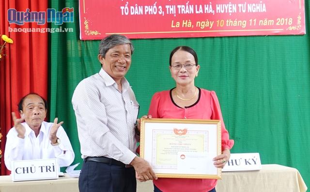 Phó Chủ tịch Ủy ban MTTQ Việt Nam tỉnh Lê Văn Sáu trao trao danh hiệu “Khu dân cư tiêu biểu, xuất sắc” của tỉnh năm 2018 cho KDC Trung Hà