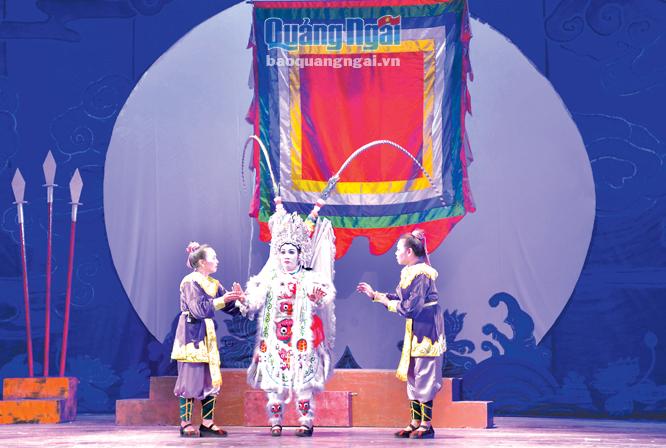 Một phân cảnh trong tiết mục “Trảm Trịnh Ân” của đoàn Nhà hát Nghệ thuật Truyền thống tỉnh Khánh Hòa trình diễn.