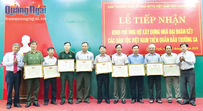 Lãnh đạo Ủy ban MTTQ Việt Nam tỉnh trao bảng ghi nhận “Tấm lòng vàng” cho các đơn vị, tổ chức ủng hộ kinh phí xây dựng.