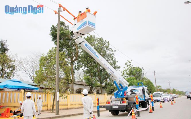 “Công nhân hotline” thao tác sửa chữa điện trên lưới điện đang mang dòng diện tại KCN Tịnh Phong.    Ảnh: T.N