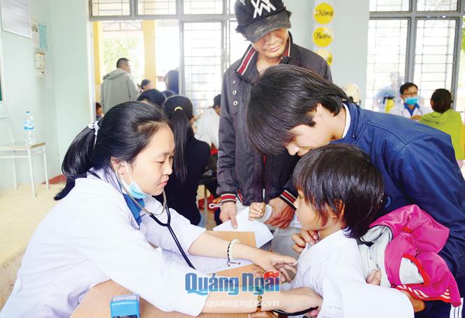 Các y, bác sĩ trẻ khám bệnh, cho người dân xã Sơn Long (Sơn Tây).