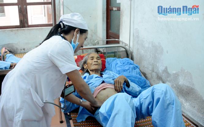Người cao tuổi được chăm sóc tại Trung tâm Mắt tỉnh.   Ảnh Minh Họa
