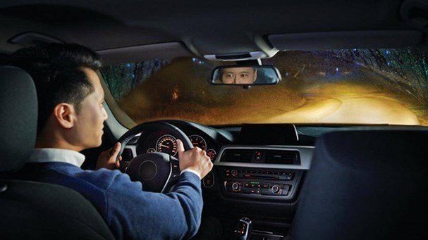 Nếu cảm thấy bị chói, hãy ra hiệu cho xe đối diện bằng cách nháy đèn.