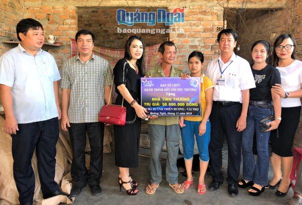 Trao bảng tượng trưng hỗ trợ tiền xây nhà cho gia đình ông Nguyễn Thi
