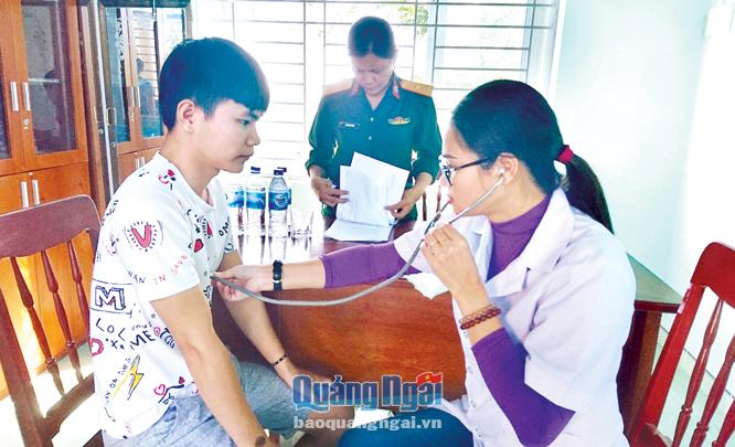 Thanh niên xã Tịnh Long, TP.Quảng Ngãi khám sức khoẻ nghĩa vụ quân sự năm 2019.