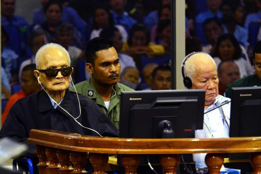  Nuon Chea, 92 tuổi (trái) và Khieu Samphan, 87 tuổi bị kết án tù chung thân. Ảnh: ECCC