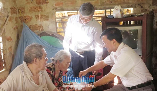 Chủ tịch UBND tỉnh Trần Ngọc Căng tặng quà cho hộ ông Đoàn Hoa ở thị trấn Mộ Đức.