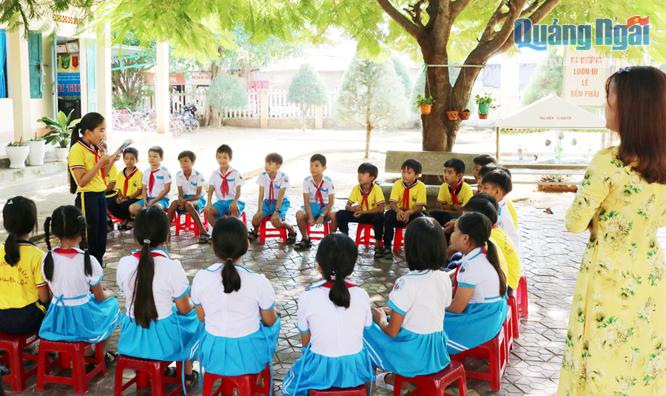 Học sinh Trường Tiểu học số 2 Bình Hải (Bình Sơn) tham gia tiết đọc thư viện ngoài trời.