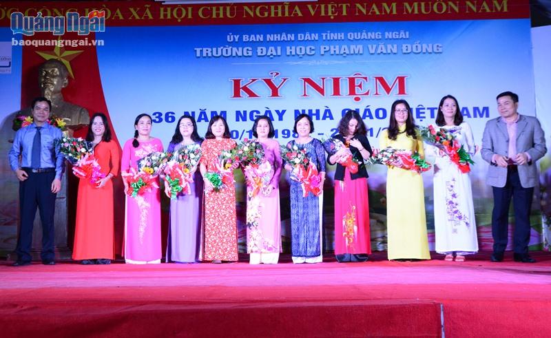 Phó Bí thư Tỉnh ủy Trần Văn Minh và Phó Chủ tịch UBND tỉnh Đặng Ngọc Dũng trao kỷ niệm chương 