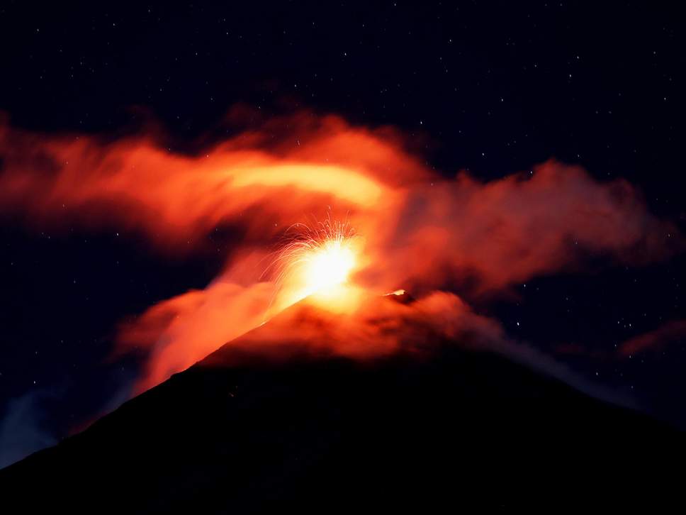 Dung nham phun trào từ miệng núi lửa.