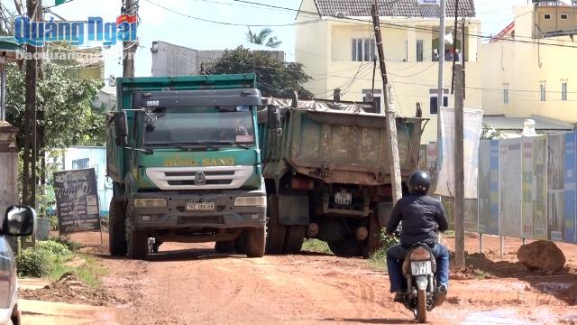 Đường hẹp, xe tải chở đất lưu thông liên tục nên việc đi lại của người dân hết sức khó khăn