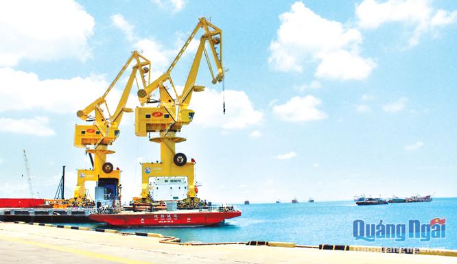  Cảng biển nước sâu Dung Quất là một lợi thế lớn trong việc thu hút nhà đầu tư vào KKT Dung Quất.