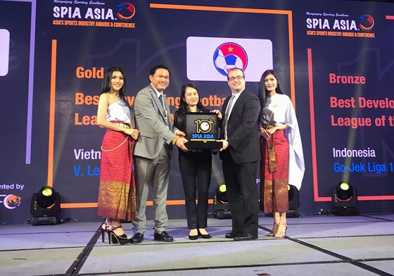 Chủ tịch HĐQT Công ty VPF Trần Anh Tú nhận Giải thưởng từ đại diện SPIA Asia
