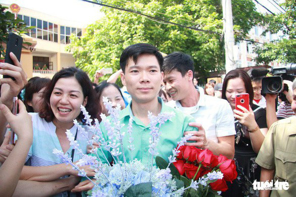 Bác sĩ Lương được người dân tặng hoa sau khi tòa tuyên trả hồ sơ điều tra bổ sung - Ảnh: DANH TRỌNG