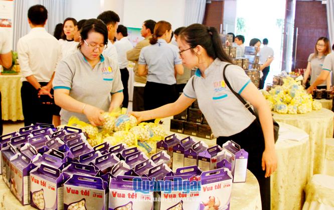Tỏi Lý Sơn tham gia Hội nghị kết nối cung cầu 2018 do Bộ Công thương phối hợp tổ chức tại Quảng Ngãi.