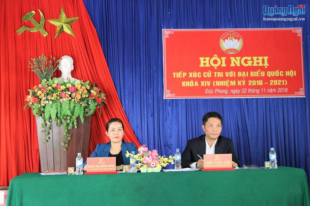 Đoàn Đại biểu Quốc hội tỉnh gồm Bộ Trưởng Bộ Công Thương Trần Tuấn Anh và Phó Chủ tịch HĐND tỉnh Đinh Thị Hồng Minh tiếp nhận các kiến nghị của cử tri