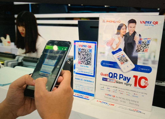 Một người dùng thanh toán bằng QR Code tại siêu thị máy tính Phong Vũ ở TP HCM. Ảnh: Chánh Trung.
