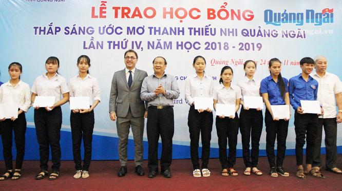 Phó Bí thư Thường trực Tỉnh ủy Nguyễn Thanh Quang cùng nhà tài trợ trao học bổng cho học sinh nghèo vượt khó.