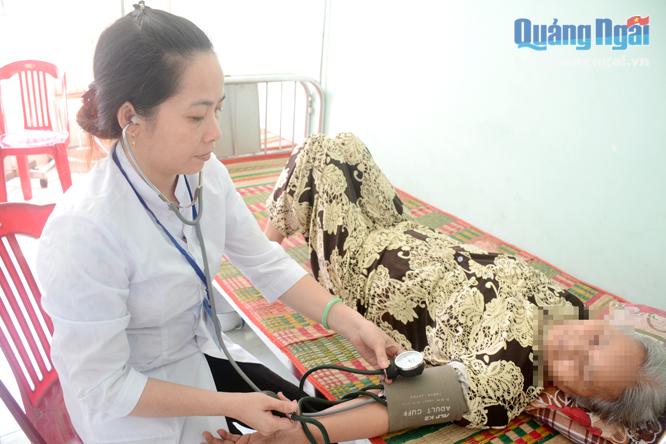  Y sĩ Đặng Thị Mỹ, công tác tại Trạm Y tế phường Nguyễn Nghiêm (TP.Quảng Ngãi) luôn nêu cao tinh thần trách nhiệm với công việc.