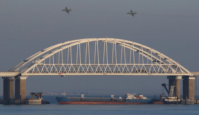  Hai máy bay chiến đấu của Nga được điều đến khu vực xảy ra va chạm vào sáng ngày 26/11. Một tàu hàng cỡ lớn được đặt dưới chân cầu tại eo biển Kerch, chặn lối vào Biển Azov. Ảnh: Reuters.