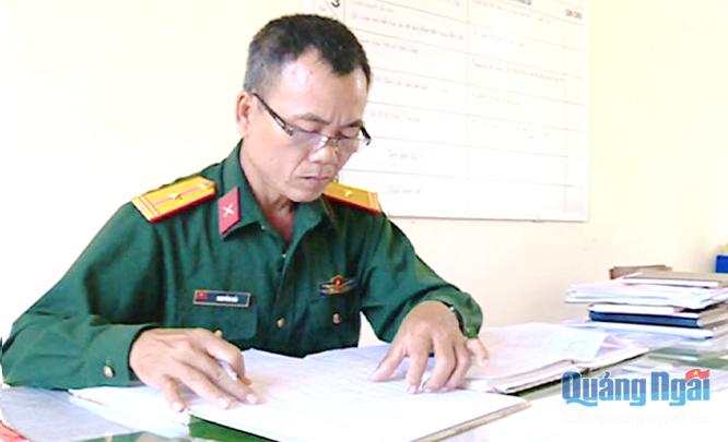 Thiếu tá Nguyễn Hải luôn miệt mài với công việc.