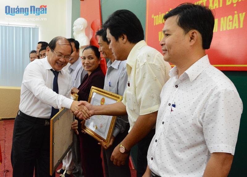 Phó Bí thư Thường trực Tỉnh ủy Nguyễn Thanh Quang trao bằng khen của Chủ tịch UBND tỉnh cho các cá nhân, tập thể.