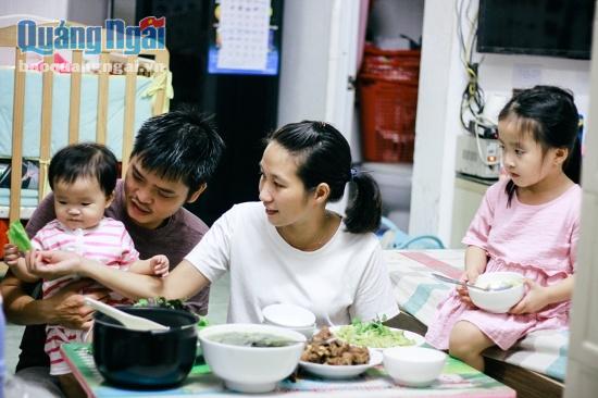 Bữa cơm ấm áp của anh Sinh và chị Phương bên hai đứa con gái Kim Cương và Ruby.