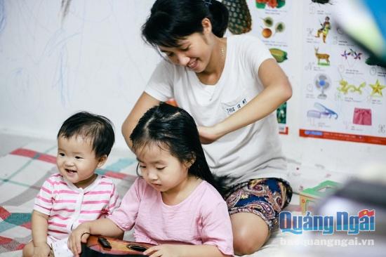 Hai đứa trẻ Kim Cương và Ruby là món quà vô giá mà cuộc sống ban tặng cho vợ chồng anh Sinh và chị Phương.