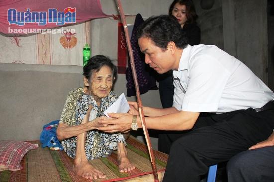 Phó Chủ tịch UBND tỉnh Đặng Ngọc Dũng trao quà cho người khuyết tật ở xã Đức Phú.