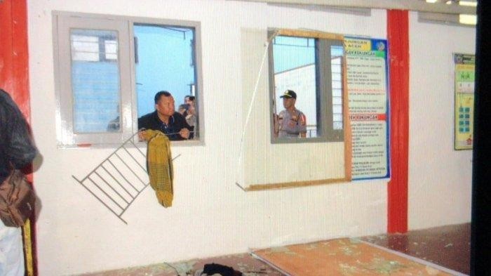 Cảnh sát kiểm tra cửa sổ bị phá trong phòng giam, nơi các tù nhân vượt ngục.