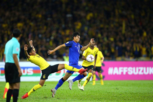 Một pha tranh chấp quyết liệt trong trận Malaysia hòa Thái Lan 0-0 - Ảnh: AFF