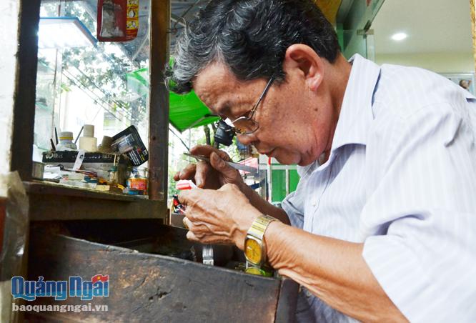 Ông Hà Tân (74 tuổi), một trong những người thợ sửa đồng hồ có thâm niên ở TP.Quảng Ngãi.