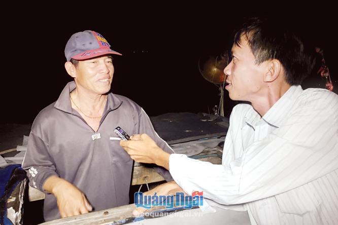Tác giả phỏng vấn ông Nguyễn Xết (bên trái) trong một lần ra khơi đánh bắt trên biển đêm.
