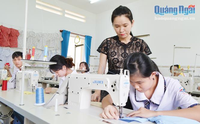 Người khuyết tật học nghề may công nghiệp tại Trung tâm Nuôi dạy trẻ khuyết tật Võ Hồng Sơn.     