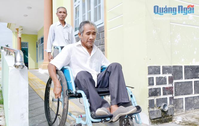  Người khuyết tật tự tin di chuyển trên phần đường dành cho xe lăn ở Nhà văn hóa xã Hành Nhân (Nghĩa Hành).