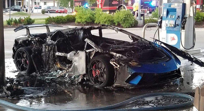 Chiếc Lamborghini Huracan Performante bị thiêu rụi tại một trạm xăng ở Mỹ do xăng từ một chiếc Chrysler gần đó văng lên khoang động cơ. Ảnh: The Supercar Blog.