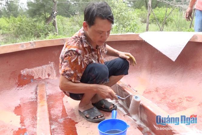 Anh Nguyễn Văn Minh làm thúng đi biển bằng vật liệu composite.