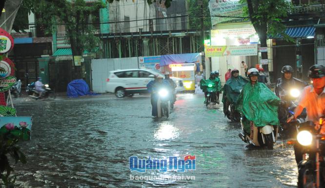 Dù lượng mưa không lớn nhưng các tuyến đường trên địa bàn TP.Quảng Ngãi lại trở thành sông.