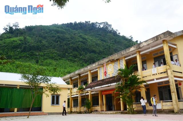Trường Tiểu học & THCS Ba Giang nằm dưới chân núi Voang Mo Ơn có nguy cơ bị sạt lở bất cứ lúc nào