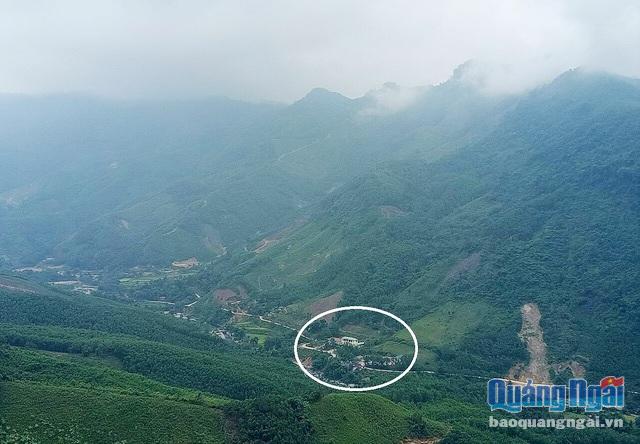 Những vết nứt lớn trên núi Voang Mo Ơn có nguy cơ vùi lấp hoàn toàn Trung tâm hành chính xã Ba Giang