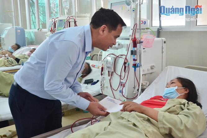 Giám đốc Công ty Điện lực Quảng Ngãi Nguyễn Thanh thăm, tặng quà cho bệnh nhân nghèo tại Bệnh viện Đa khoa Quảng Ngãi.