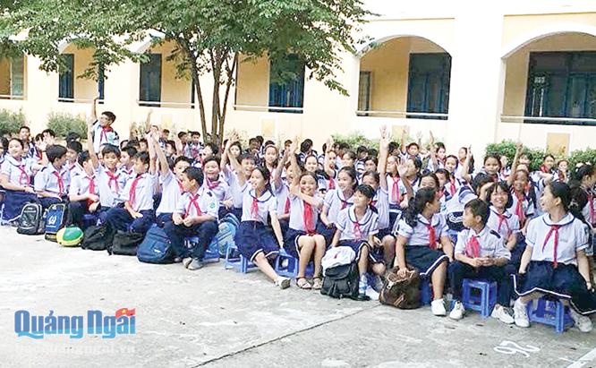Học sinh Trường THCS Trần Phú sinh hoạt trong tiết chào cờ thân thiện.