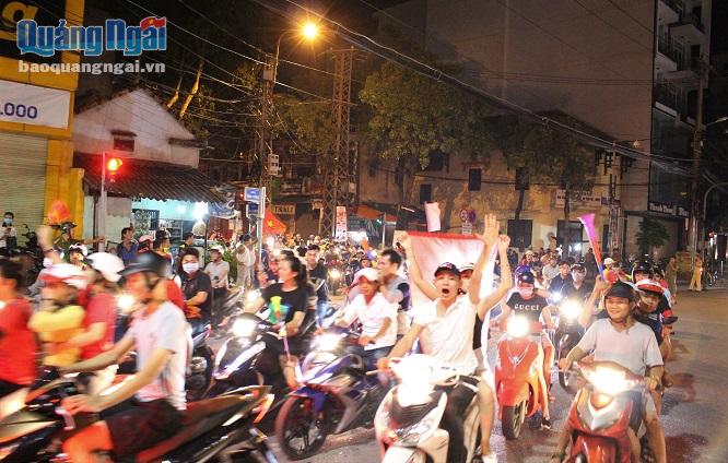Sau chiến thắng 2-1 của đội tuyển Việt Nam trước Philippines, cổ động viên từ khắp mọi nơi đổ ra đường để ăn mừng sau màn thắng đầy thuyết phục. 