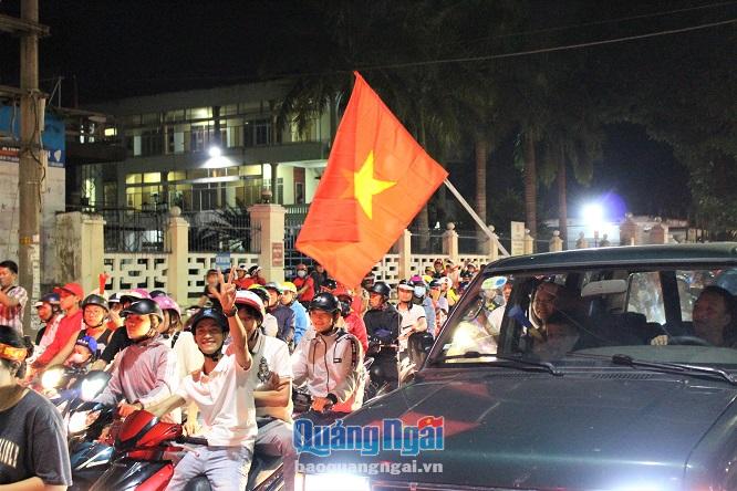 Hàng nghìn người hâm mộ Quảng Ngãi nói riêng và người dân cả nước hy vọng niềm tin chiến thắng sẽ theo chân thầy trò đội tuyển Việt Nam cho tới trận đấu cuối cùng. 