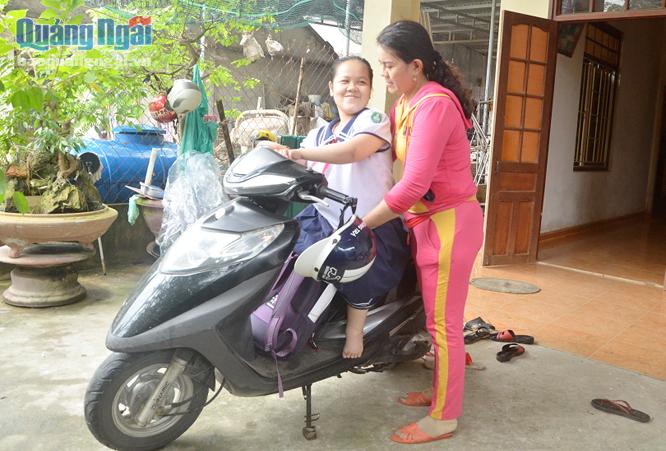 Chị Hồ Thị Ngọc Hà đưa con gái đến trường.