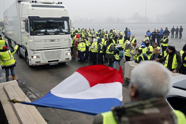 Người biểu tình làm ách tắc giao thông trên đường cao tốc ở Villefranche sur Saone, gần Lyon, miền Trung nước Pháp, hôm 1/12. (Ảnh: AP)