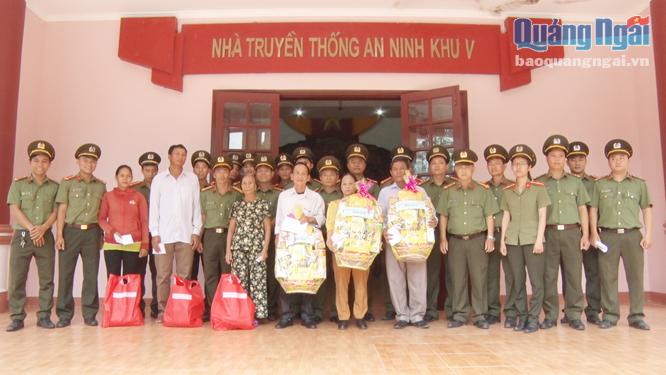 Phòng An ninh đối nội (Công an tỉnh)  thăm, tặng quà cho gia đình chính sách ở huyện Bắc Trà My (Quảng Nam).